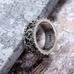 Makrodetail des Steampunk-Zahnradrings mit S925-Stempel und industrieller Textur