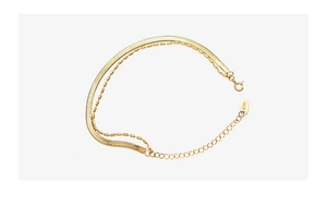 Detail eines 18K vergoldeten zweischichtigen Armbands mit flacher Klinge und Perlenkette