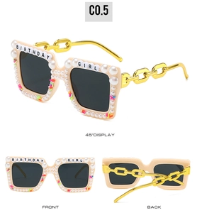 Lunettes rose Birthday Girl avec perles blanches et branches en chaîne dorée