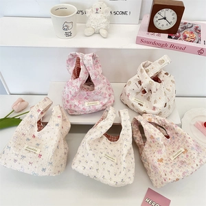 Detailansicht gesteppter Cartoon-Handgelenktaschen mit floralen und Tiermustern
