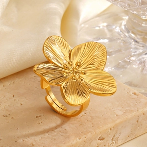 Anello regolabile in acciaio inossidabile placcato oro 18K con grande fiore decorato