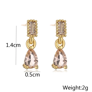 Detail view of 18K gold teardrop earring with size 1.4cm and weight 2g measurements