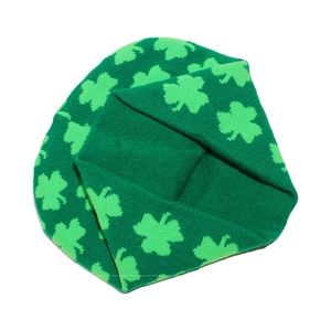 Détail du bonnet tricoté vert pour la Saint-Patrick avec motifs trèfles et bord côtelé