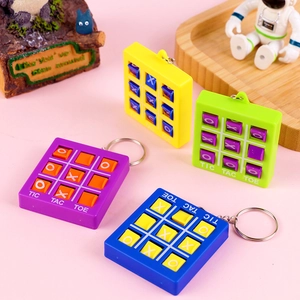 Gros plan de mini porte-clés Tic-Tac-Toe colorés en violet bleu jaune et vert