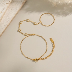 Détail de la bague bracelet en acier inoxydable plaqué or 18K avec cinq zircons clairs