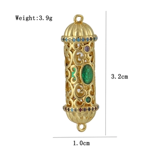 Détail d'un pendentif cylindre doré vintage avec pierres colorées et hauteur 3,2 cm