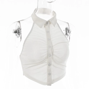Dettaglio del top bianco senza maniche con scollo all'americana e tessuto plissettato