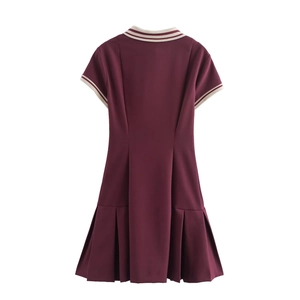 Robe polo bordeaux à manches courtes avec bordures rayées et jupe plissée