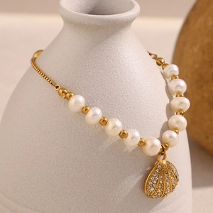 Adjustable 18K gold plated stainless steel pearl bracelet with sparkling shell charm