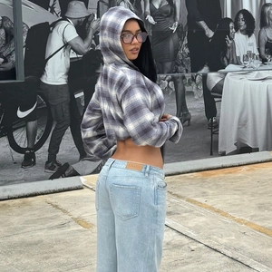 Geruite cropped hoodie en lichtblauwe wide-leg jeans outfit voor trendy streetwear voor dames