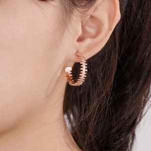 Rose gold C-shaped fishbone earrings in stainless steel for women with ribbed texture