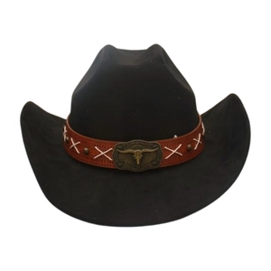 Dettaglio di cappello cowboy con fascia in pelle marrone e fibbia testa di toro vintage