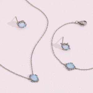 Détail de l'ensemble de bijoux argentés avec opale bleue ovale et éclats fins