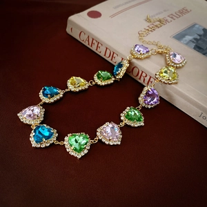 Dettaglio del choker cuore in cristallo colorato con strass e catena placcata oro