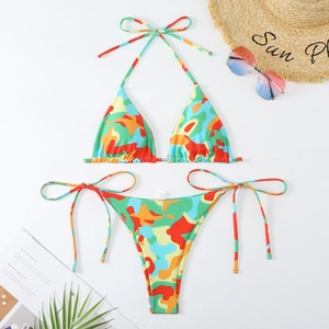 Ensemble bikini multicolore pour femme avec haut triangle dos nu et bas à nouer sur les côtés