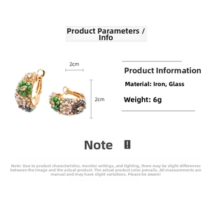 Détail de boucles d'oreilles créoles de 2cm avec perles en verre sur support doré
