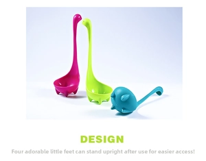 Drie gekleurde Nessie soeplepels in groen blauw en magenta met pootjes om te staan