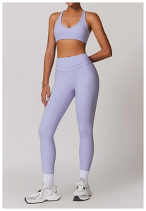 Dettaglio dei leggings a vita alta color lavanda e del reggiseno sportivo a V