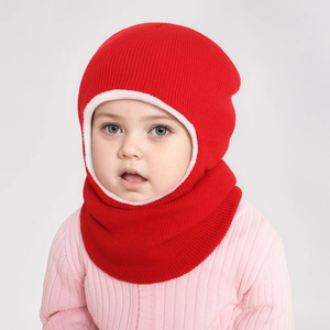 Détail du passe-montagne rouge tricoté pour enfants avec doublure polaire blanche