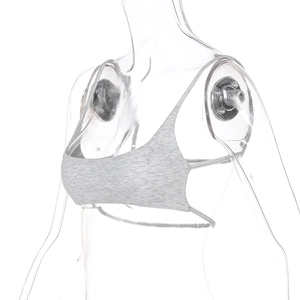 Détail du crop top de sport en tricot gris porté sur un mannequin de profil latéral