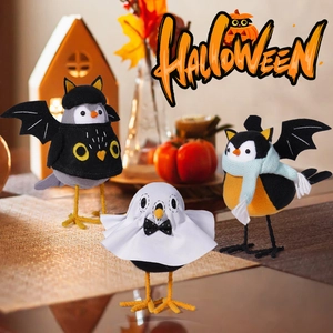 Trois figurines d'oiseaux d'Halloween en costumes de fantôme et chauve-souris décoratives