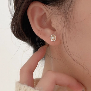 Boucles d'oreilles perles en argent 925 portées pour un style élégant et épuré