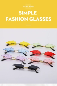 Gros plan sur des lunettes soleil chauve-souris sans monture en sept couleurs vives
