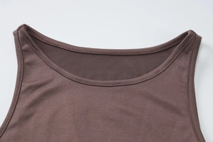 Gros plan sur l'encolure ronde et les coutures fines de ce haut sans manches marron