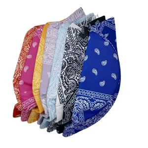 Pila di cappelli a secchiello con motivi paisley colorati in otto diversi colori vivaci