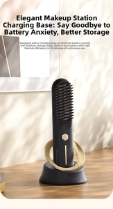 Détail de la brosse lissante noir et or sur son socle de charge dédié pour la coiffure
