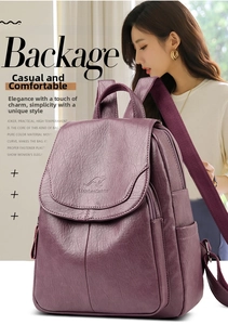 Detalle de la mochila morada con textura de piel de oveja y cierre de solapa elegante