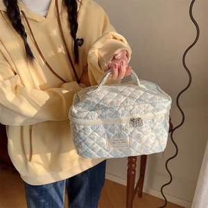 Trousse de toilette matelassée bleue à fleurs avec poignée souple et fermeture éclair