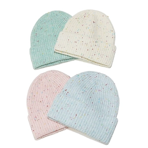 Lot de quatre bonnets en maille aux couleurs pastel avec des mouchetures arc-en-ciel vives