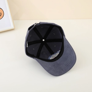 Vista interna del cappellino in velluto a coste grigio blu per bambini con fodera in cotone