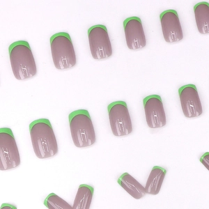 Unghie finte French con base viola nude e punte verde neon, forma quadrata