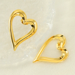 Boucles d'oreilles cœur évidé dorées polies avec un design en métal effet miroir