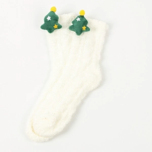 Detail von flauschigen weißen Thermosocken mit 3D-Weihnachtsbaum-Anhängern und Sternen