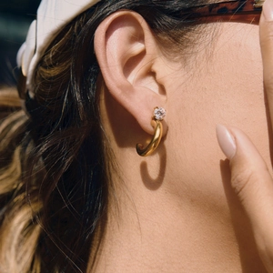 Klassische 18K vergoldete Edelstahl C-Ohrringe mit rundem Zirkon-Stecker am Model