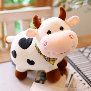 Lindo peluche de vaca con manchas de corazón negro y bufanda de cuadros amarillos