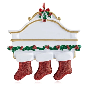 Personalisierter Weihnachtsschmuck aus Harz mit 3 roten Socken am Kaminmotiv