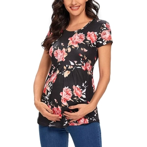 Detailansicht Umstandsshirt in Schwarz mit Blumenmuster und plissierter hoher Taille