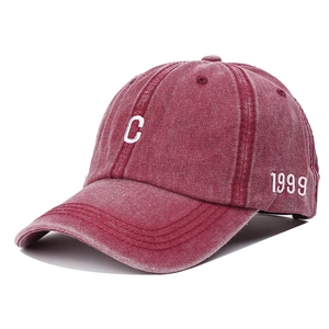 Berretto da baseball in cotone lavato bordeaux con ricamo C e dettaglio 1999 sul lato