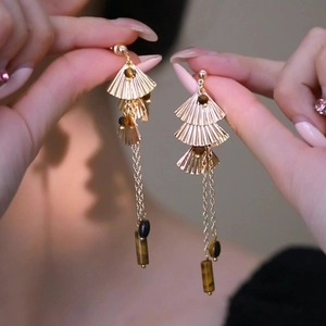 Boucles d'oreilles feuille de ginkgo avec pierres œil de tigre et pompons dorés