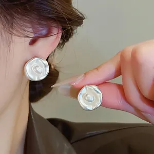 Orecchini A Lobo A Cerchio Gualcito Irregolare Retro Francese Con Perla D Acqua Dolce E Perno In Argento Sterling 925 Per Donne