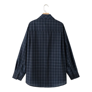 Vista posteriore camicia in popeline a quadri blu scuro con maniche lunghe
