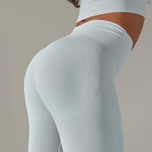 Gros plan sur le legging de yoga sans couture à taille haute avec effet push-up fessier
