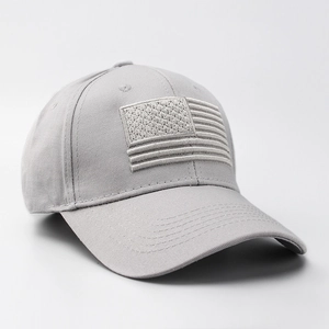 Berretto da baseball grigio con toppa della bandiera americana ricamata in dettaglio.