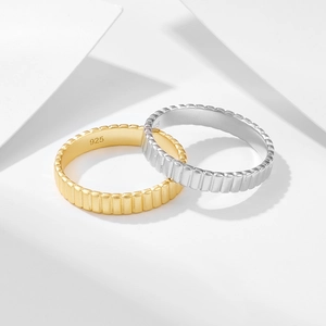 Minimalistische S925 Sterlingsilber Ringe mit vertikaler Rippenstruktur in Gold und Silber