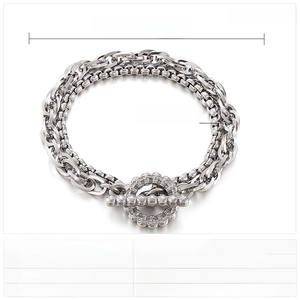 Detailansicht eines Punk-Edelstahl-Doppelkettenarmbandes mit Totenkopf-OT-Verschluss