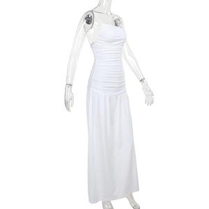 Détail de la robe longue blanche sans manches avec textures de tissu plissées